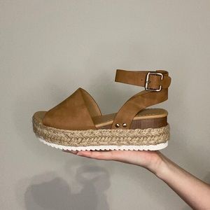 Platform sandals | Soda